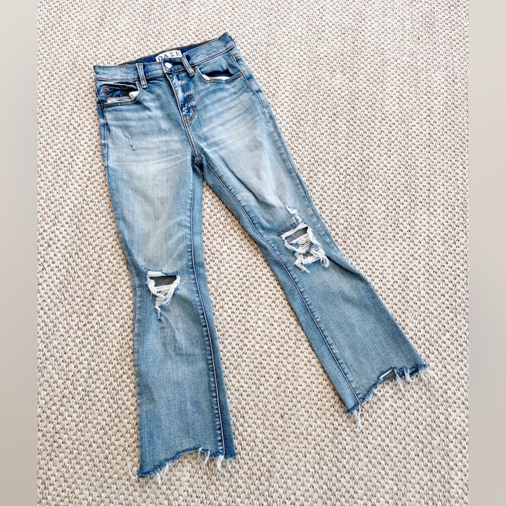DAZE Distressed Straight Leg Jeans Women’s 25 Light Wash Raw Hem